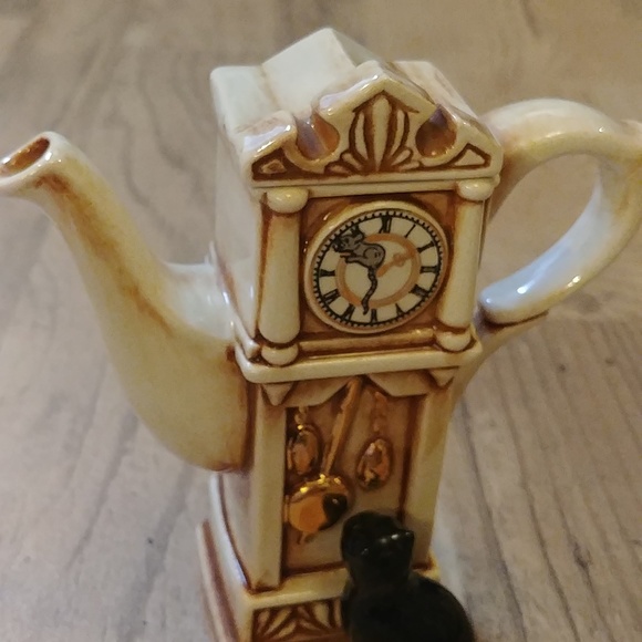 Cardew Design Small Decorative Teapot Grandfather Clock With Cat & Mouse - Picture 3 of 10
